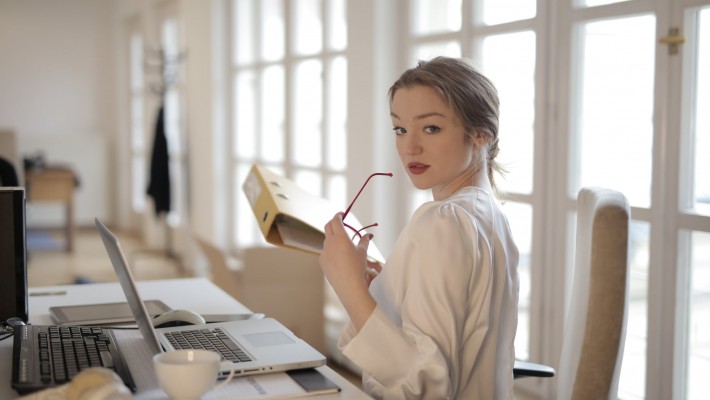 Flirtare sul lavoro fa bene alla salute?