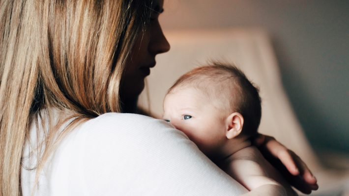 Svegliarsi per controllare il bambino è associato a una riduzione dell’attività sessuale post partum