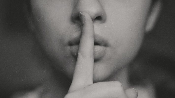 Cosa accade quando infliggi al tuo partner il trattamento del silenzio