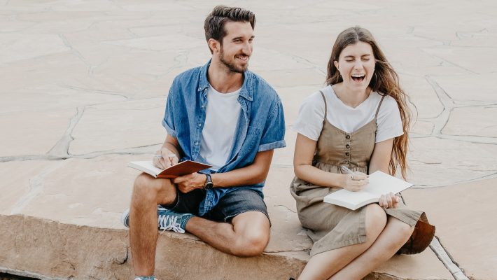 Uomini e donne reagiscono ai flirt in modo diverso?