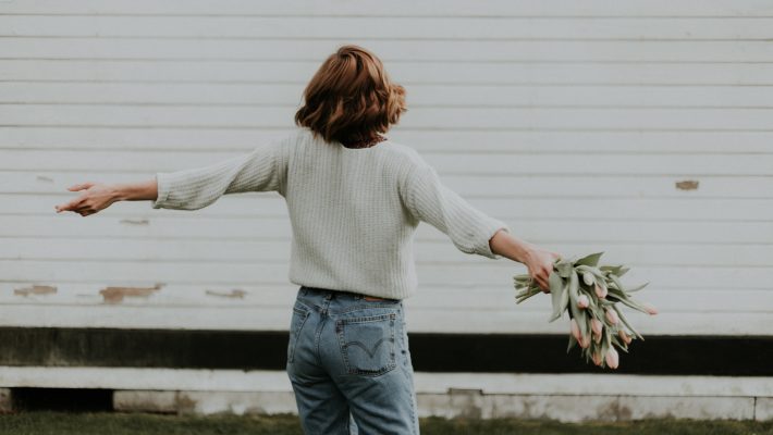 Essere single nei tuoi vent’anni potrebbe essere benefico per il tuo benessere psicologico negli anni successivi