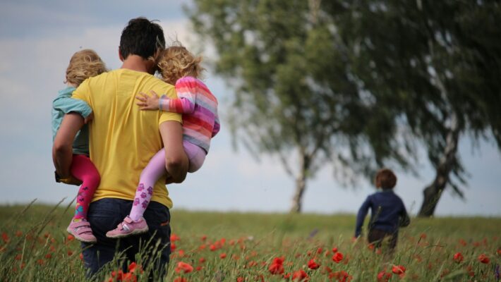 Le donne percepiscono gli uomini come più attraenti se li vedono interagire con dei bambini